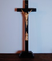 木と骨でできた十字架　