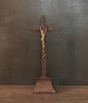 木と骨でできた十字架 2
