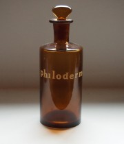 茶色い薬ビン philoderme