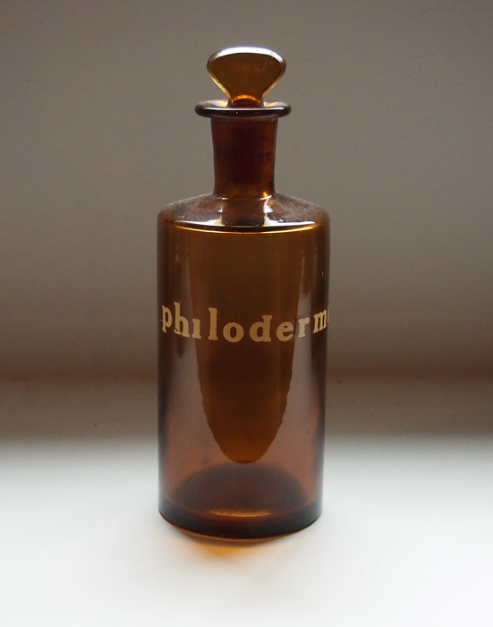 茶色い薬ビン philoderme