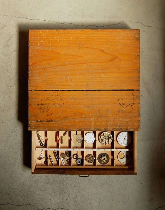 木箱入りの古い時計パーツ 3