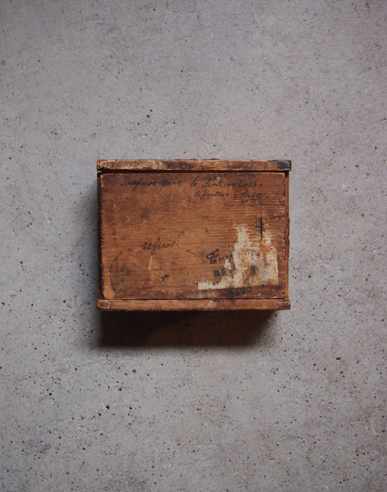 シーリングワックスが残った木の箱 1
