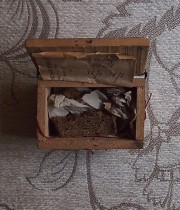 パンの入った木の箱