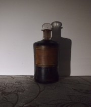 古い褐色のラベルのガラスビン 2