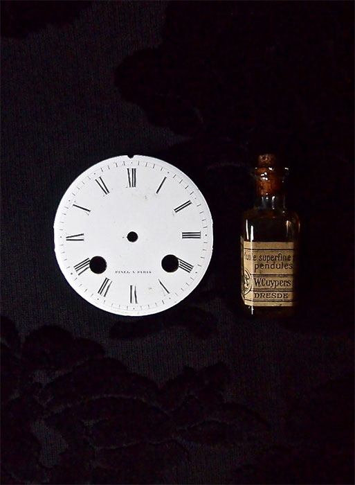 時計の文字盤とガラス瓶