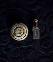 アンヴァンテール　グリフォンの缶と黒い香水瓶