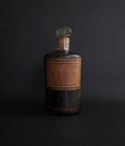黒く塗られたの薬瓶  tinctura arnica
