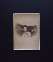 アンヴァンテール　ロングヘアーの女優の肖像写真 3枚