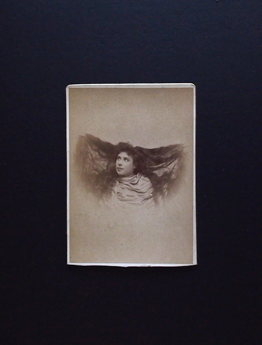 アンヴァンテール　ロングヘアーの女優の肖像写真 3枚