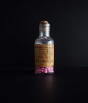 錠剤の入った古い薬瓶 A