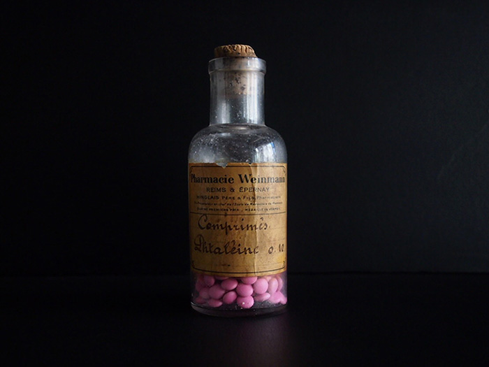 錠剤の入った古い薬瓶 A | アンティーク・フランス雑貨店_antiqueSalon