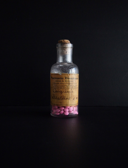 錠剤の入った古い薬瓶 A